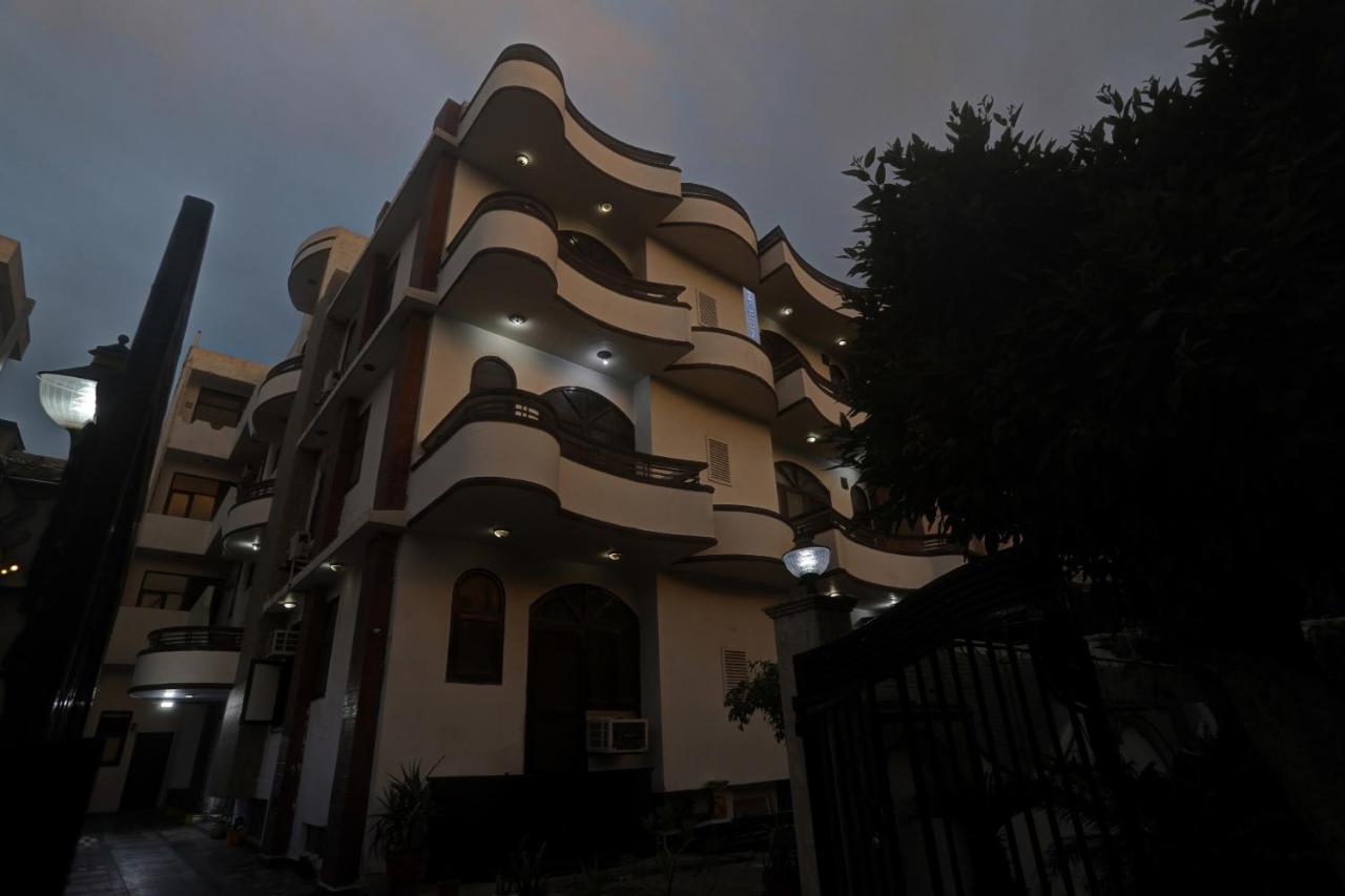 Hotel Townhouse The Premier View Near Iskcon Temple Noida Esterno foto