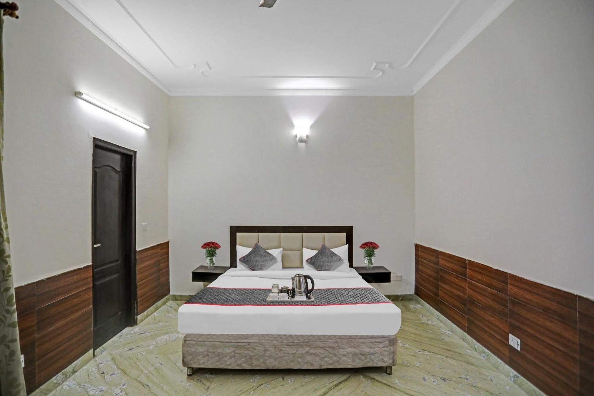 Hotel Townhouse The Premier View Near Iskcon Temple Noida Esterno foto