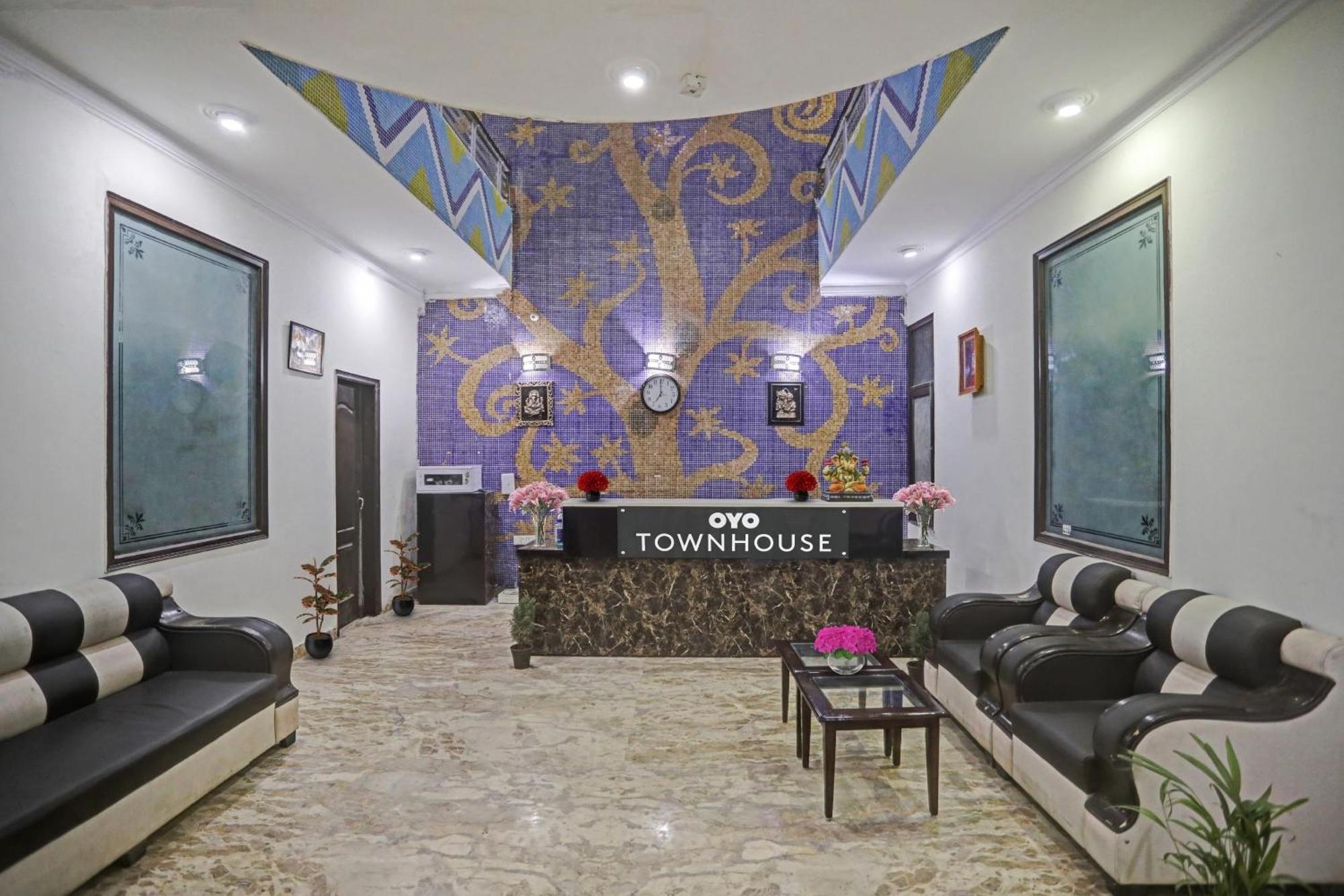 Hotel Townhouse The Premier View Near Iskcon Temple Noida Esterno foto