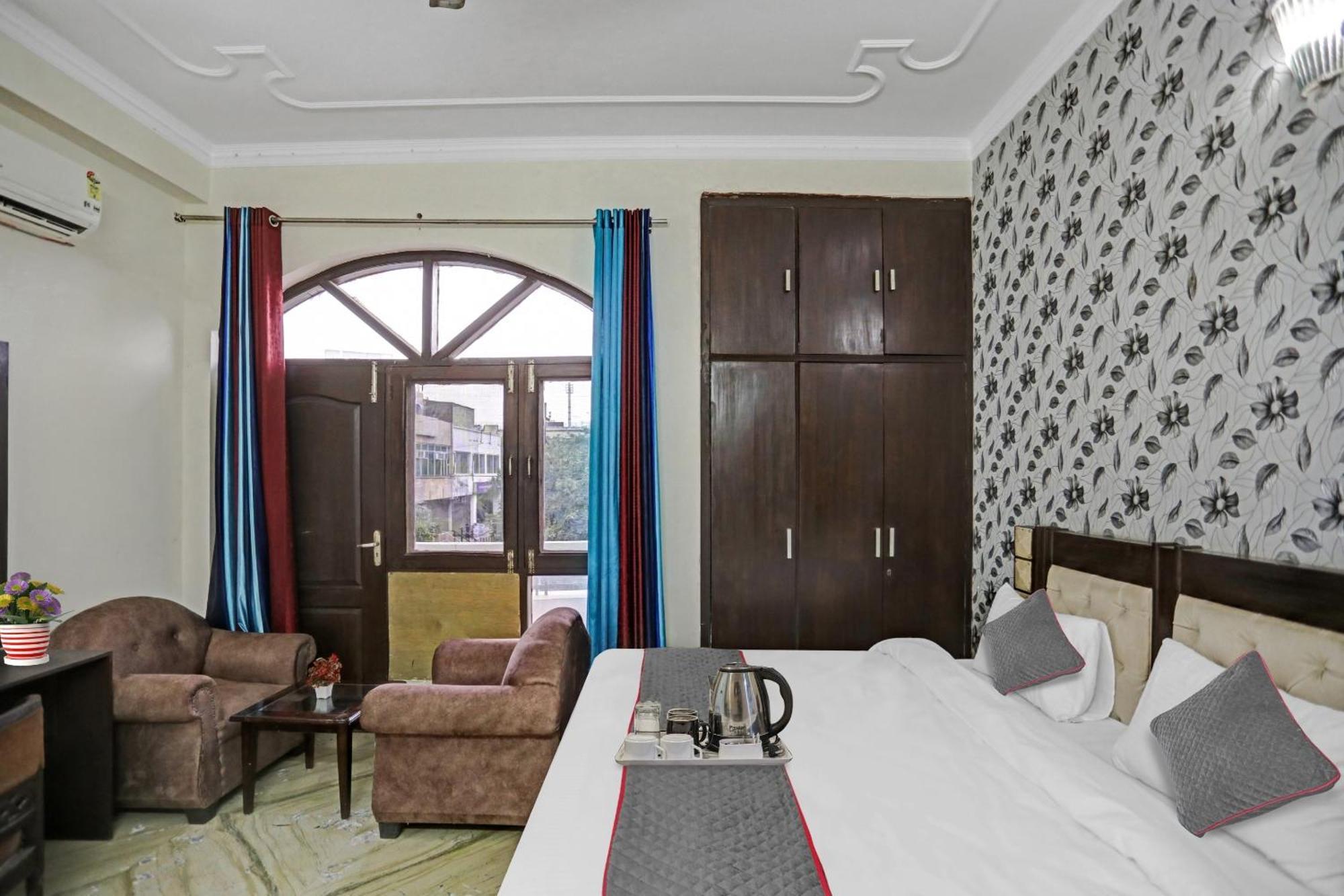 Hotel Townhouse The Premier View Near Iskcon Temple Noida Esterno foto