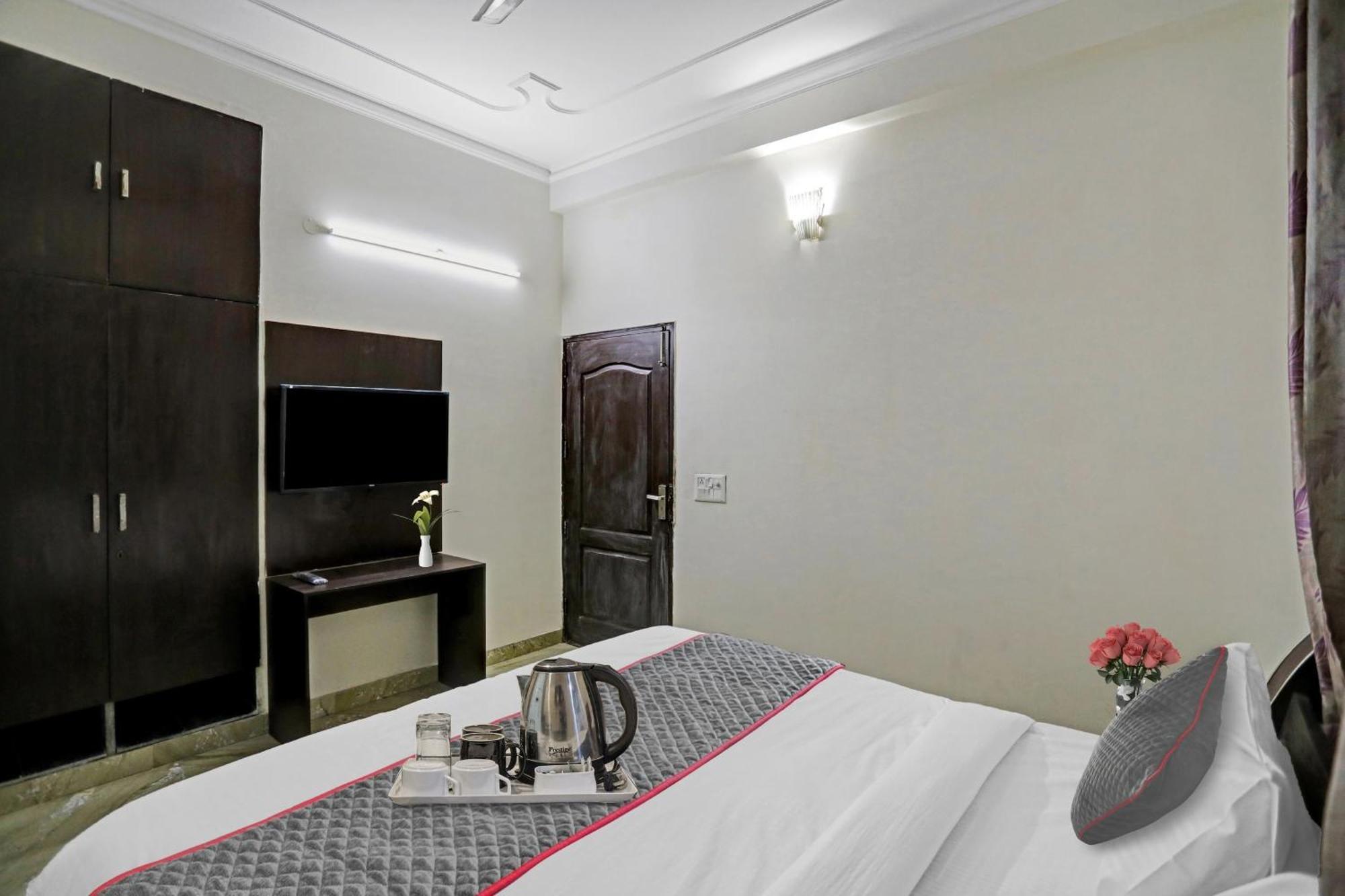 Hotel Townhouse The Premier View Near Iskcon Temple Noida Esterno foto