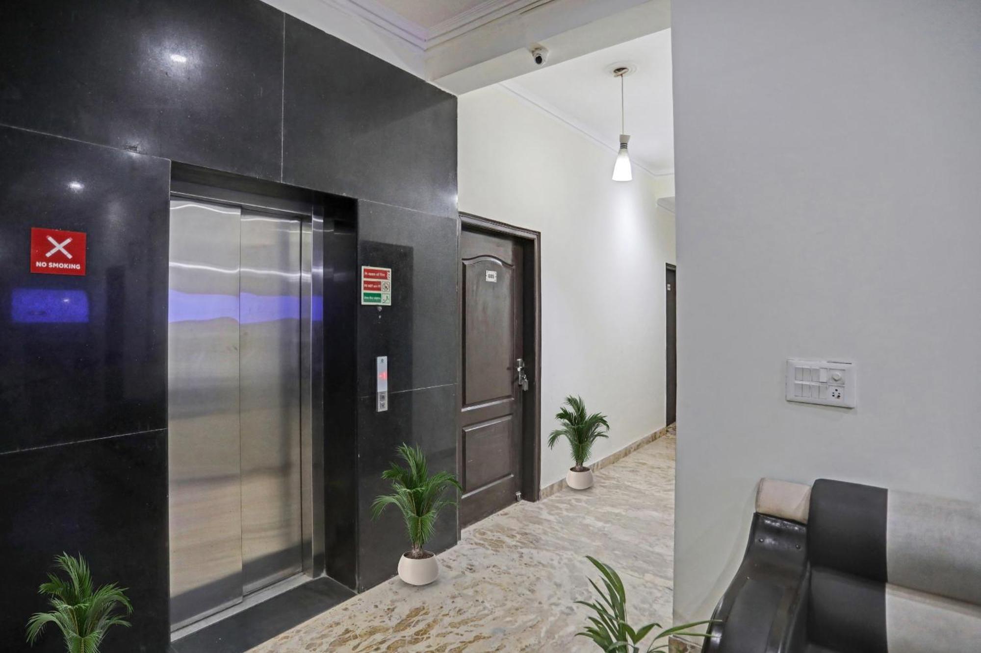 Hotel Townhouse The Premier View Near Iskcon Temple Noida Esterno foto