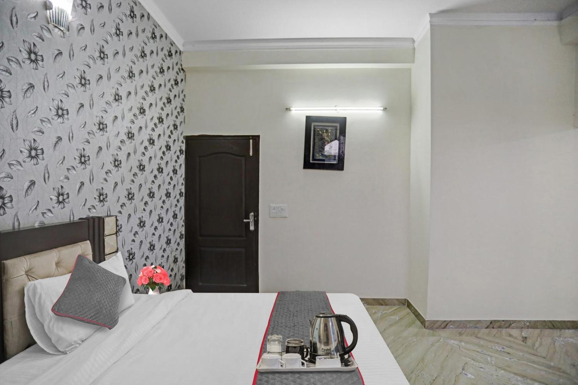 Hotel Townhouse The Premier View Near Iskcon Temple Noida Esterno foto