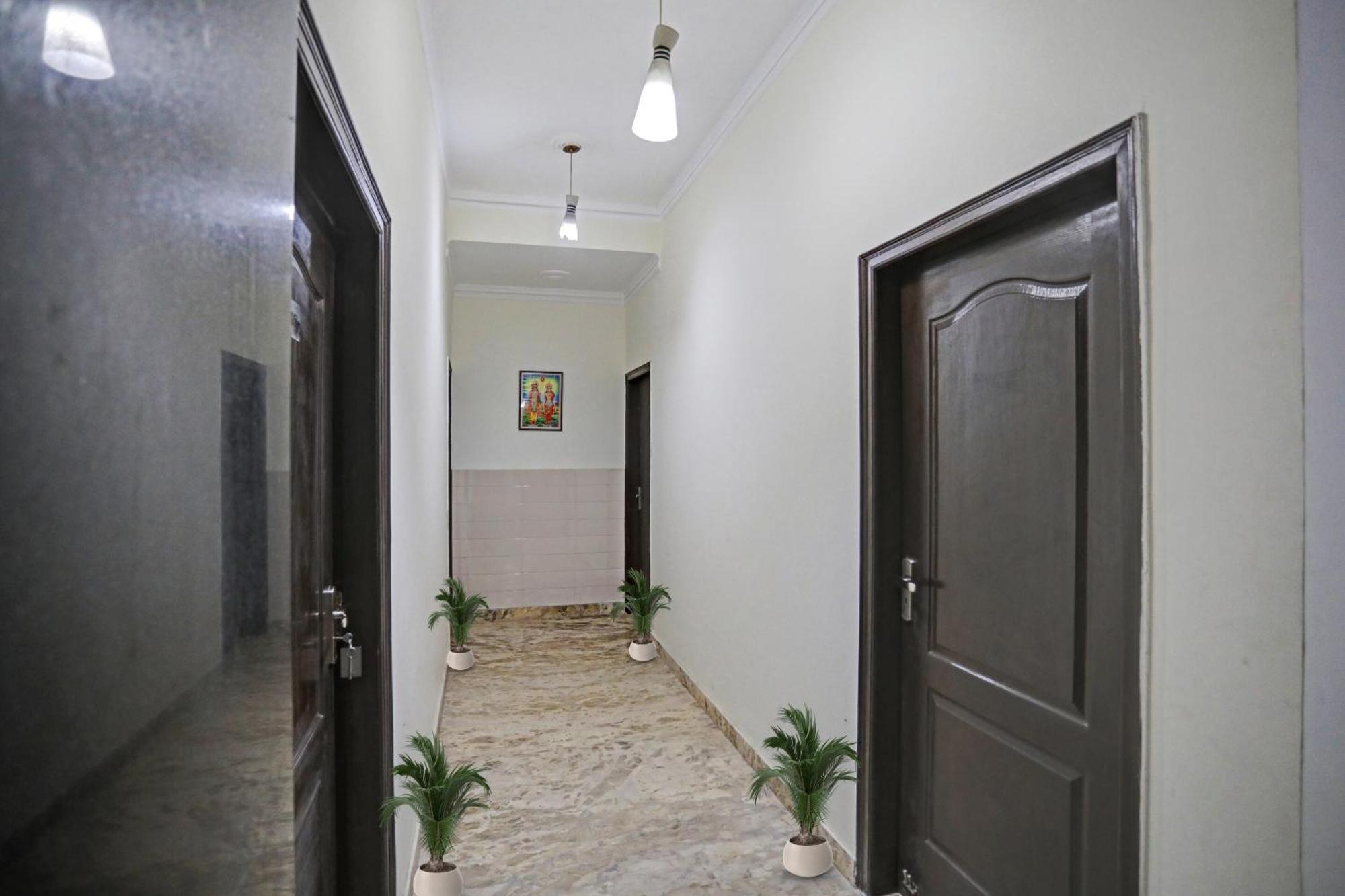 Hotel Townhouse The Premier View Near Iskcon Temple Noida Esterno foto