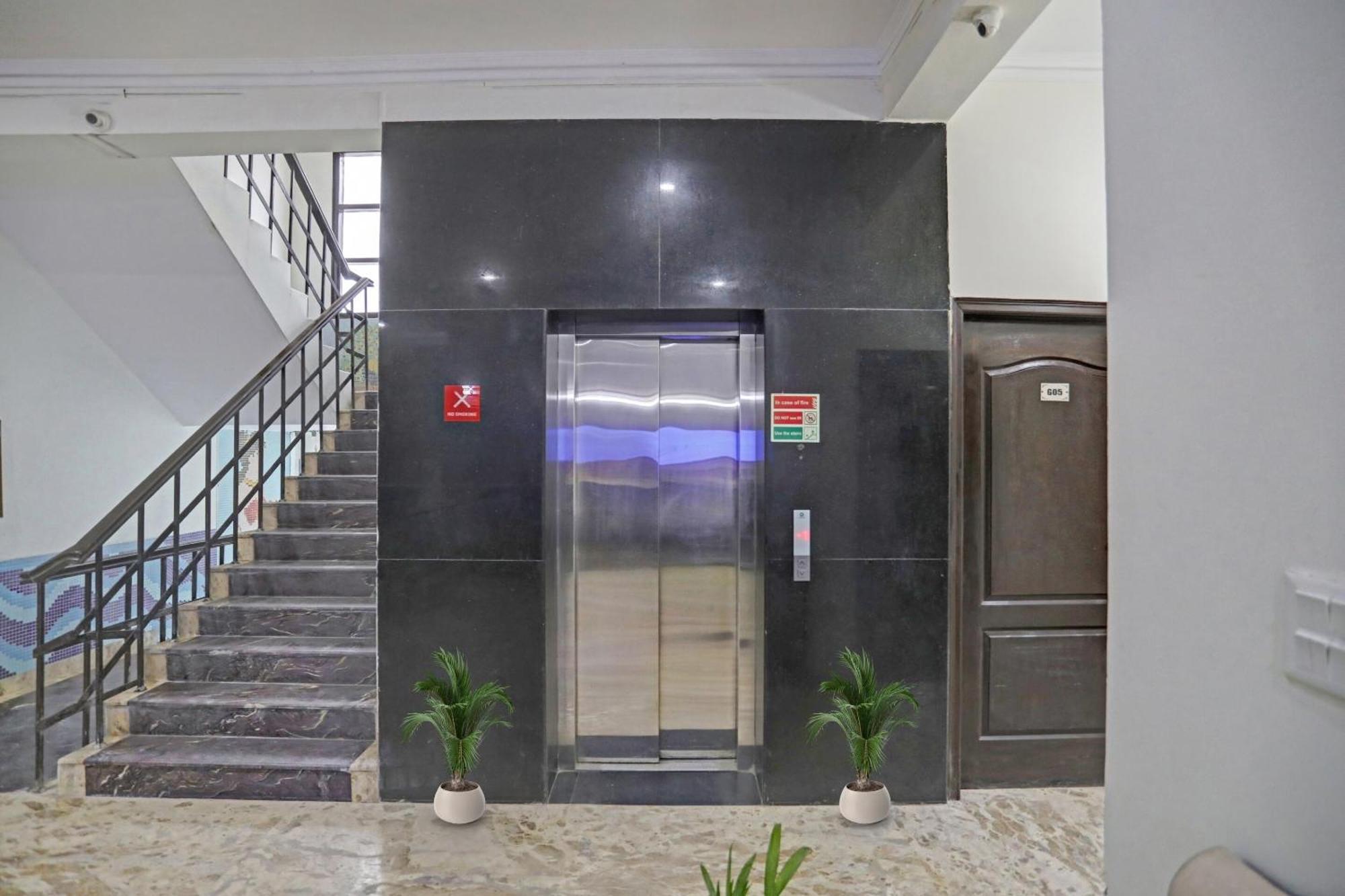 Hotel Townhouse The Premier View Near Iskcon Temple Noida Esterno foto