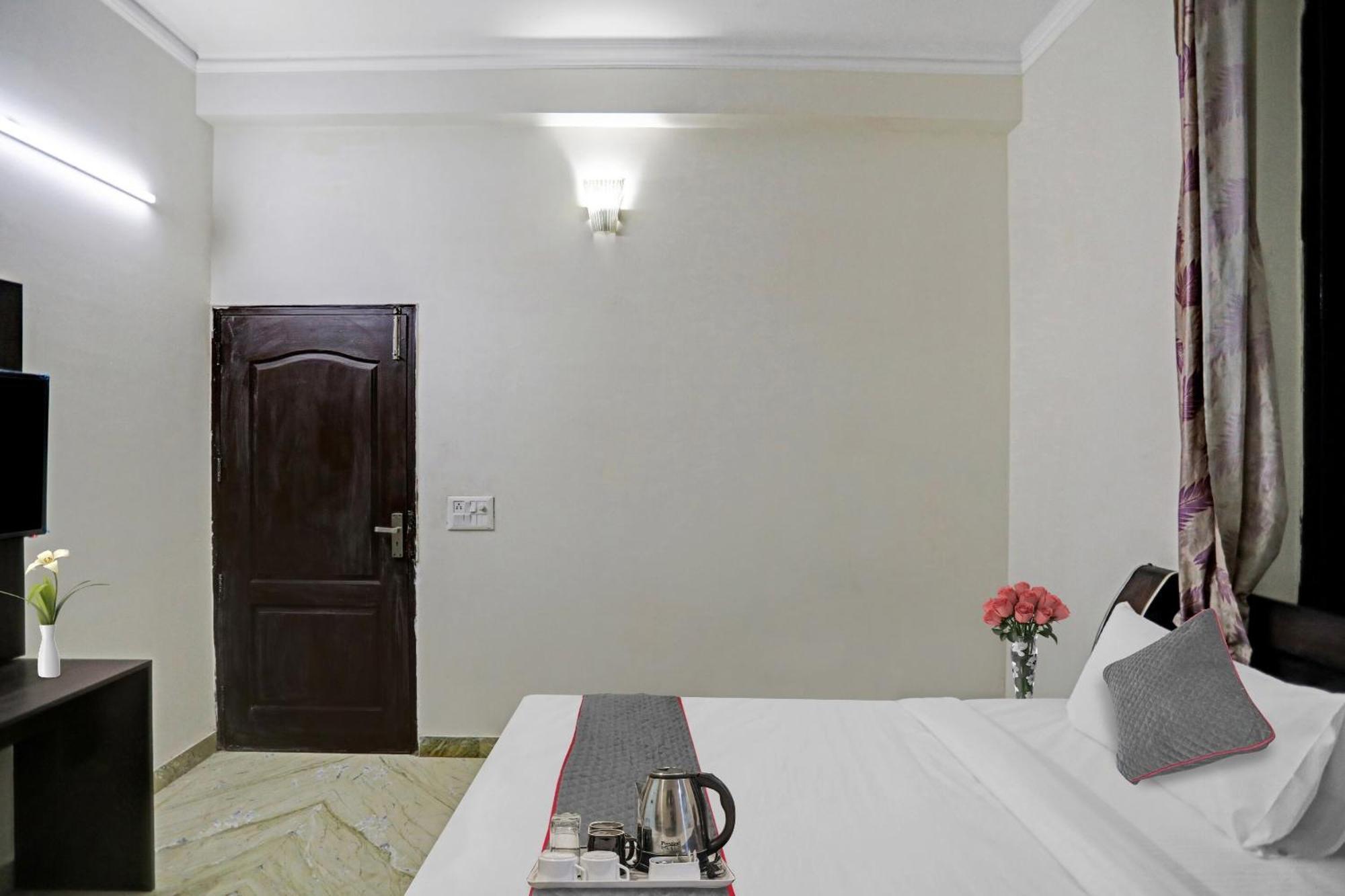 Hotel Townhouse The Premier View Near Iskcon Temple Noida Esterno foto