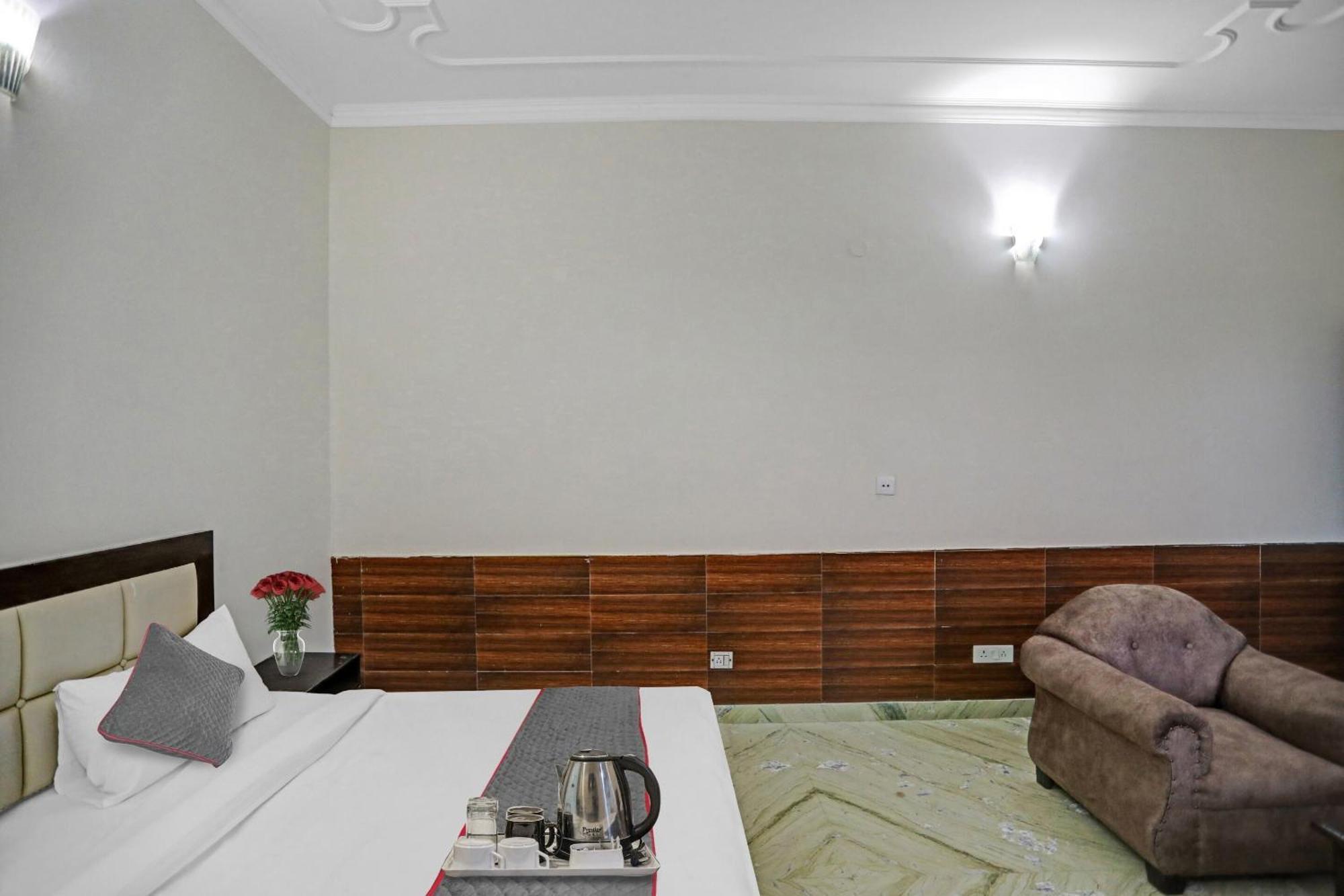 Hotel Townhouse The Premier View Near Iskcon Temple Noida Esterno foto