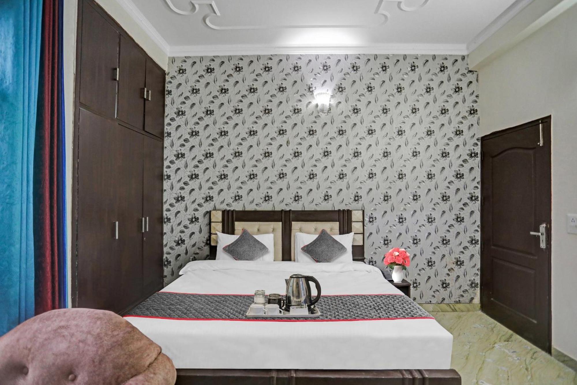 Hotel Townhouse The Premier View Near Iskcon Temple Noida Esterno foto