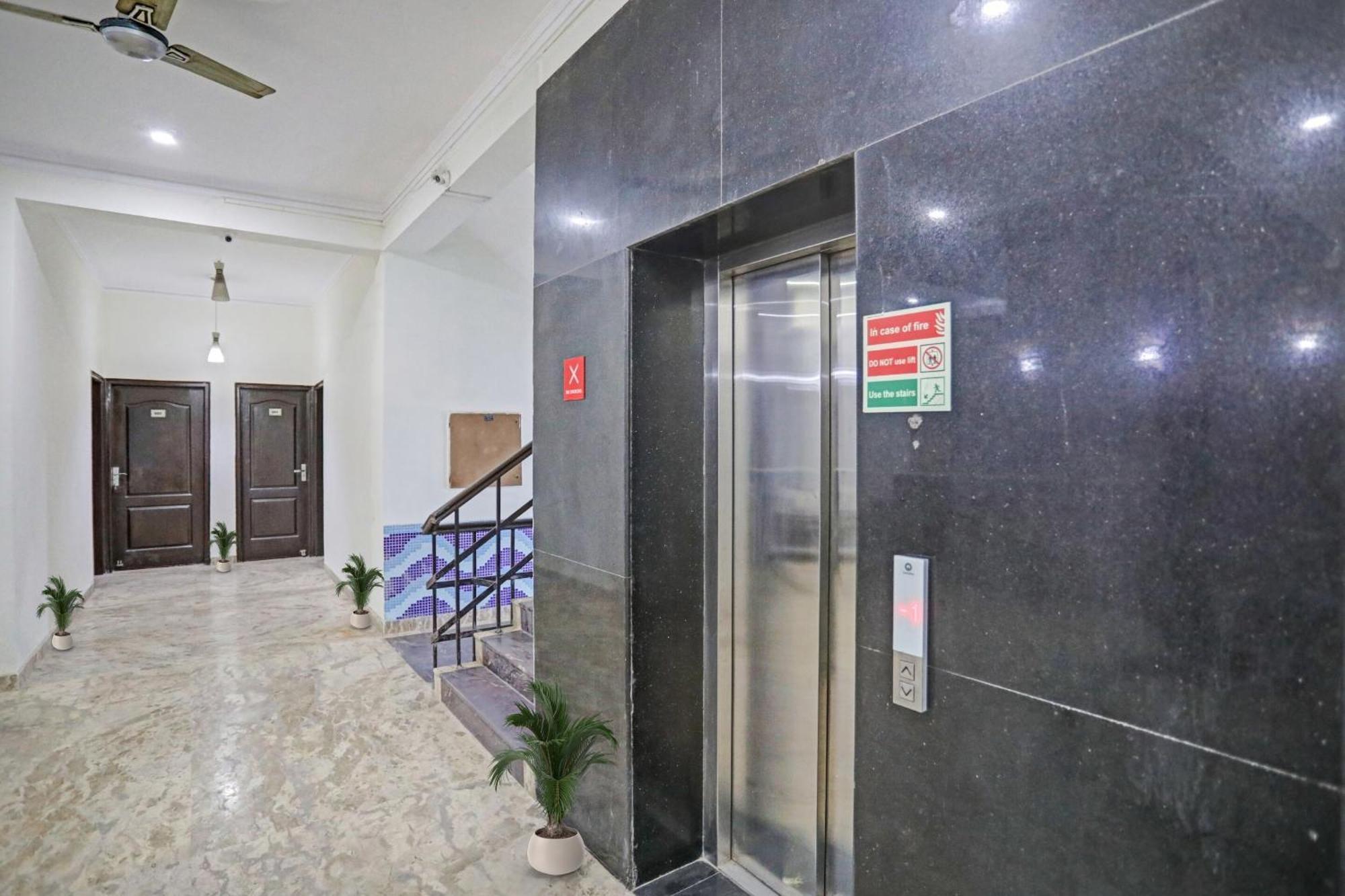 Hotel Townhouse The Premier View Near Iskcon Temple Noida Esterno foto